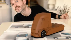 Das Clay Model des gestalteten e-Truck und Designer Ronny Sauer.