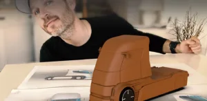 Das Clay Model des gestalteten e-Truck und Designer Ronny Sauer.